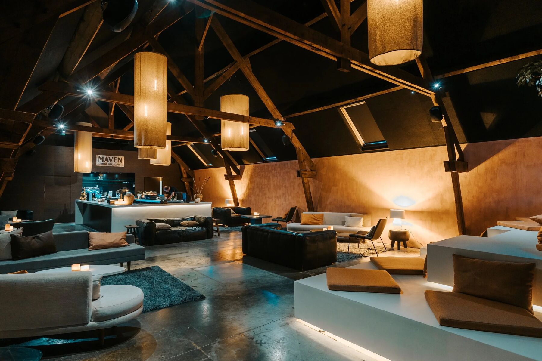 The Lobby: bar onder houten dakspanten en grote lantaarns